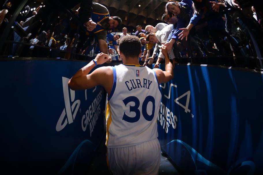 Detroit Pistons contro Golden State Warriors Stephen Curry numero 30 di spalle passa in mezzo ai tifosi (Getty Images)
